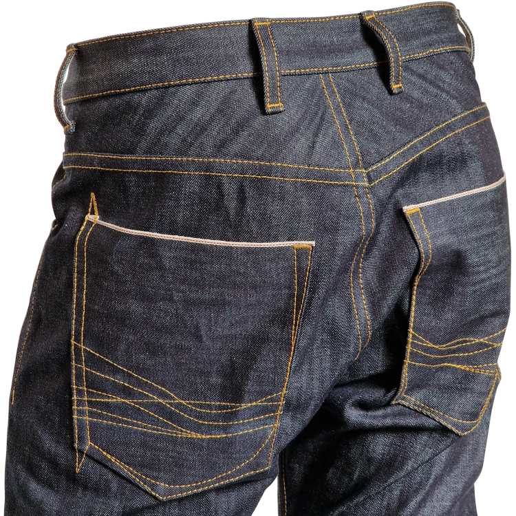 Die hochwertige Webkante ist bei den Gesäßtaschen perfekt in Szene gesetzt.