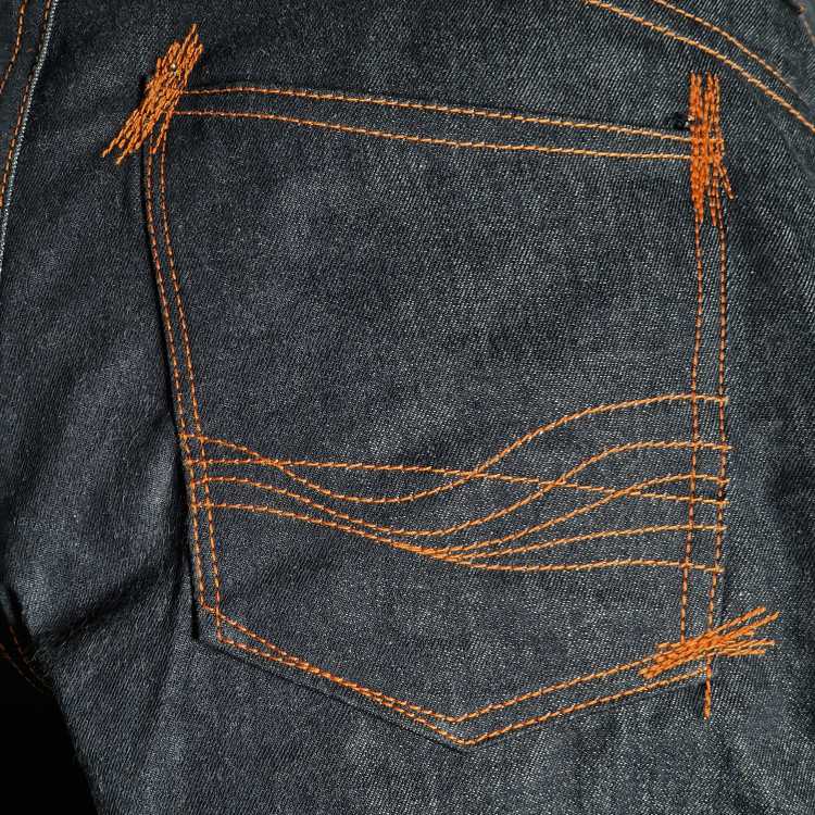 Hier sehen Sie eine Variante der Fahrradhose mit kupferorangen Nähten.