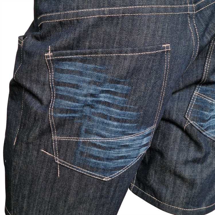 Die Gesäßtaschen sind manuell bearbeitet und gestreift aufgehellt. Dadurch sind sie nicht nur durch die Nähte ein Hingucker!
