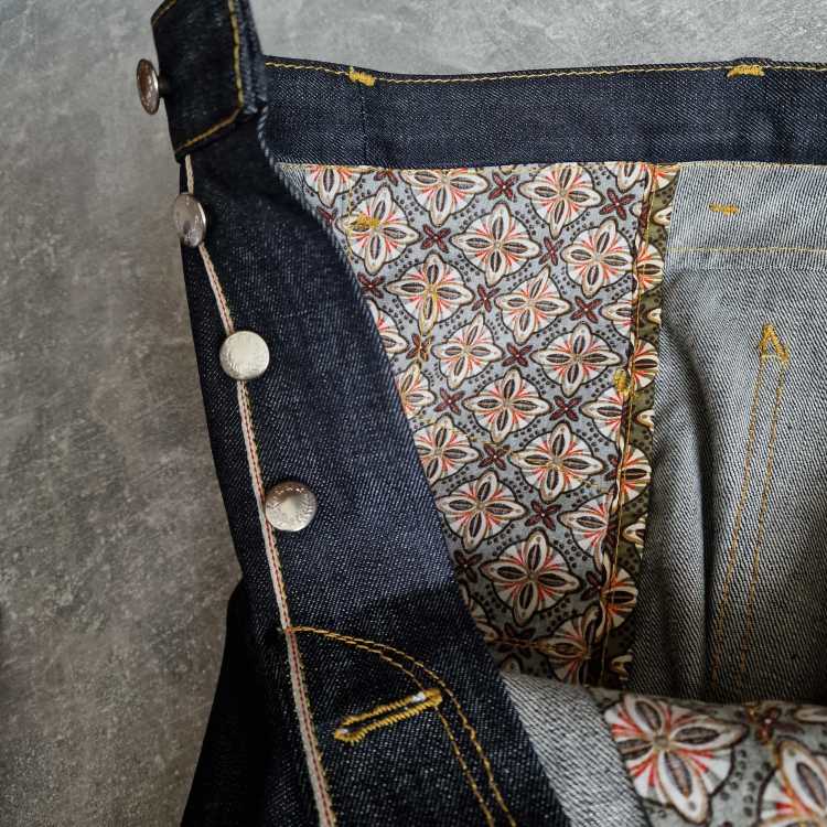 Die Kanten an den Taschenbeuteln sind bei dieser Jeans mit dem Taschenstoff eingefasst. Diese vollendet die hochwertige Verarbeitung dieser Jeans. Außerdem verwende ich auch bei der Knopfleiste die Webkante als Designelement.