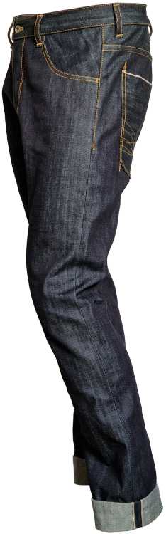 Die hochwertige Webkante des Selvedge Denims ist an den hochgekrempelten Säumen und den Gesäßtaschen zu sehen.