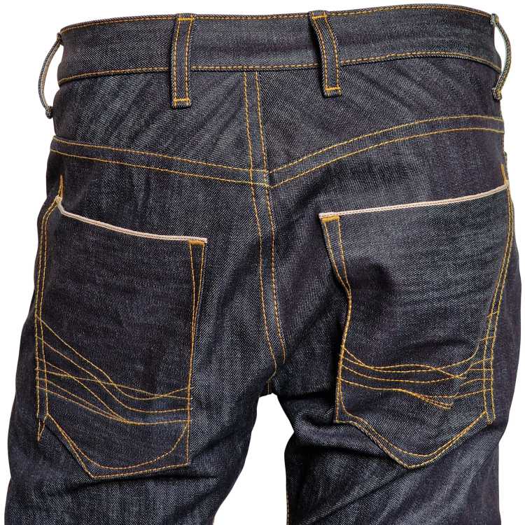 Die rot-weiße Webkante des Selvedge Denims bildet das obere Ende der Gesäßtaschen.