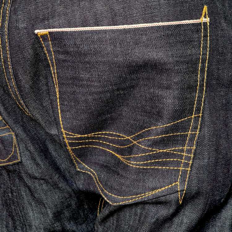 Die A-Symmetrie der Gesäßtaschennähte entspricht der Rebellenseele dieser einzigartigen Jeans.