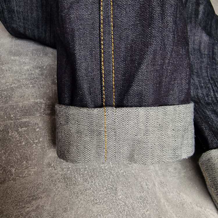 Diese Hose hat auch entlang der Innennaht eine hochwertige, aufwändige Kappnaht.