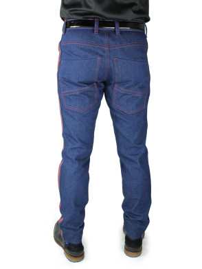 Jeans STEVEN mit rot-blauen Streifen entlang der Seitennaht